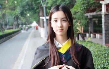 中年发福还“姨化”的尹正，两任绯闻女友都是年轻小花，他到底凭什么？