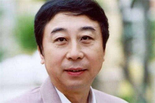 冯巩在街上排队买元宵，打扮朴素接地气，你喜欢他的小品吗？