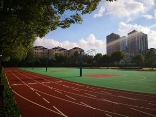 放学了,操场上十分( )，“安静、平静、宁静”选哪个词?