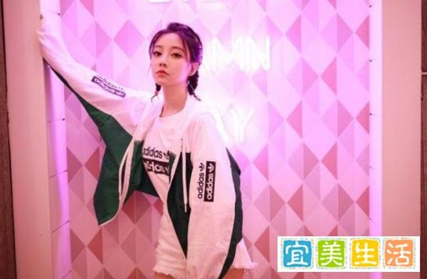 冯提莫真实身高曝光，照片被戏称矮莫儿，娱乐圈最萌身高差太爱了
