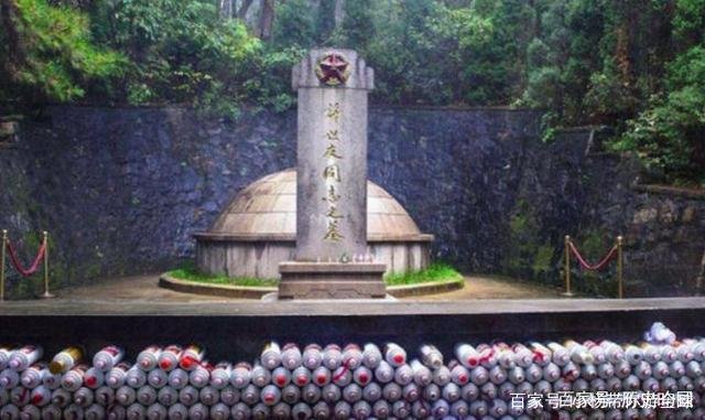 清明节许世友将军墓前最壮观！酒瓶堆成山。为什么都祭拜酒瓶呢？