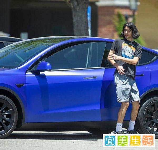 迈克尔·杰克逊20岁小儿子罕见现身，神态越发像父亲
