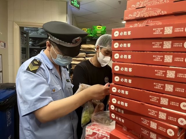 行为恶劣!必胜客门店篡改食材保质期被罚20万,快餐生意如何保证安全?