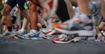 山西财经大学一女生体育课慢跑猝死，谁该为女孩的死负责？