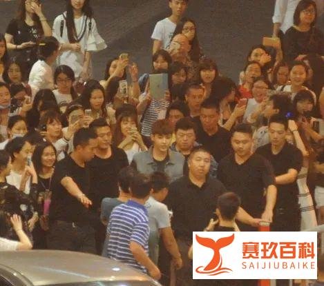 劫法场?吴亦凡部分粉丝仍力挺“爱豆”,背后饭圈何去何从?