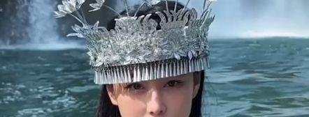 演员张馨予买老人气球,老人女儿发声