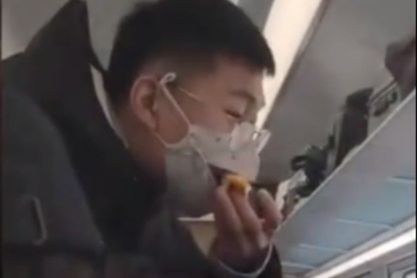 乘客在列车上戴“鸭嘴兽”口罩吃苹果,你如何看待他的举动?