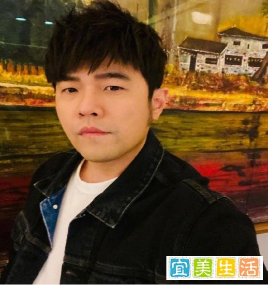 周杰伦微博刮胡子晒自拍，网友：这是穿越了？