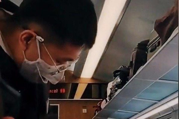 乘客在列车上戴“鸭嘴兽”口罩吃苹果，你如何看待他的举动？