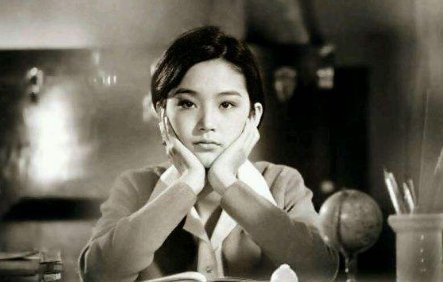 谁知道琼瑶的《窗外》里康南和江雁容差十几岁？11岁还是12.13岁？