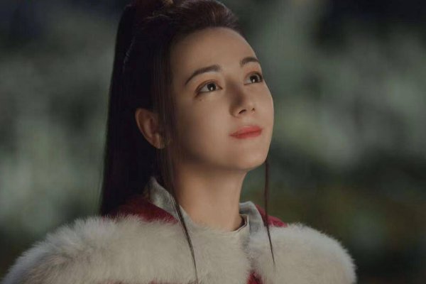 在《驭鲛记之与君初相识》这部剧中，迪丽热巴在其中饰演什么样的角色？