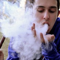 求一张QQ男生头像 不要那种卖萌装嫩的 非主流 杀马特什么的 感觉太恶心 太千篇一律了 想求霸气些的 跪求