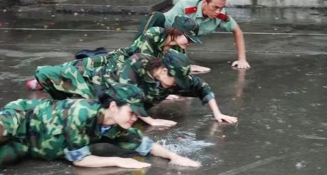 学生淋雨等学校开门怎么办