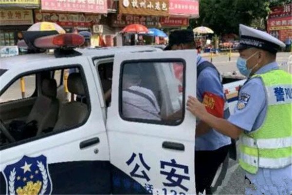 情侣吵架女子用板砖砸晕自己,女子的做法是否太过极端?