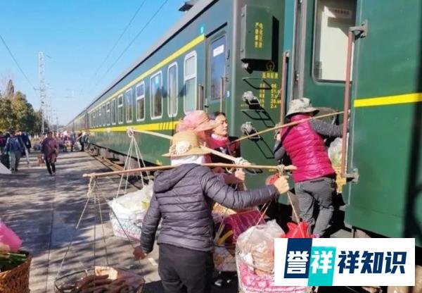 列车里飘出浓浓年味,全息投影助力呈现乡村振兴新图景