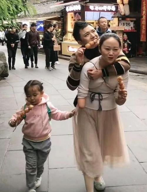 90后网红“连体”夫妻,看似真情流露,真相却让网友们怒了,为什么?
