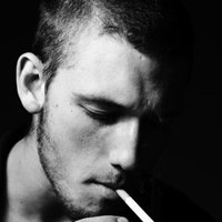 求一张QQ男生头像 不要那种卖萌装嫩的 非主流 杀马特什么的 感觉太恶心 太千篇一律了 想求霸气些的 跪求