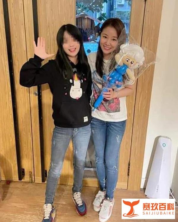 霍建华林心如为女儿报舞蹈班 两人开心与老师合影