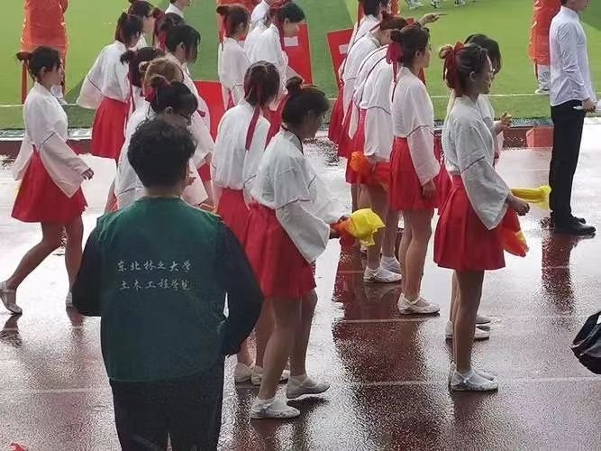 学生淋雨等学校开门怎么办