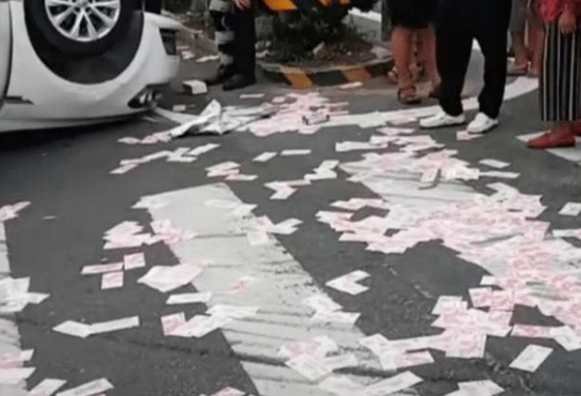 三门峡一轿车发生车祸，车内现金撒落一地遭群众争捡，有人却说好，为什么？