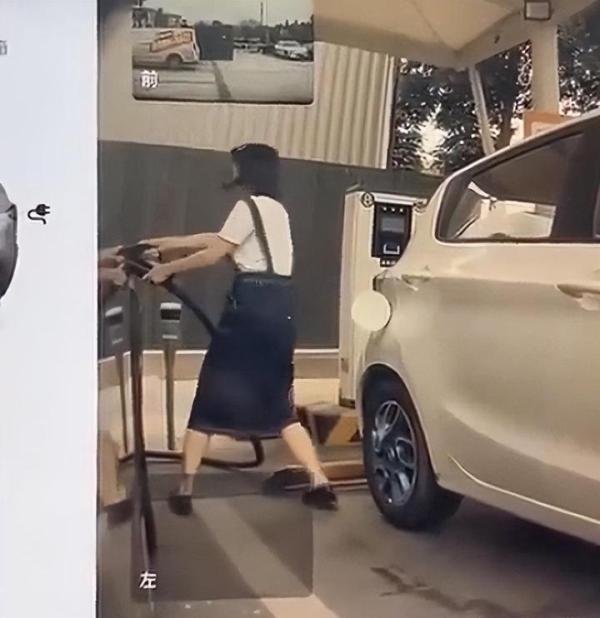 几十辆电车抢一个充电桩引热议；曝iPhone SE要用灵动岛