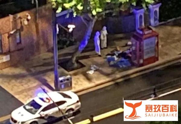 一个红色电话亭里的女人