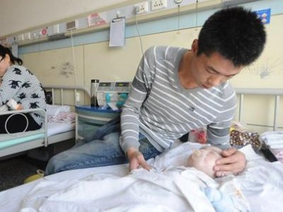 法治社会遗弃是大罪!湖南女子家门口捡到遗弃男婴,结果怎么样?