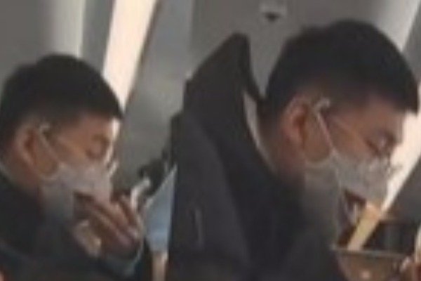 乘客在列车上戴“鸭嘴兽”口罩吃苹果,你如何看待他的举动?