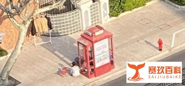 一个红色电话亭里的女人