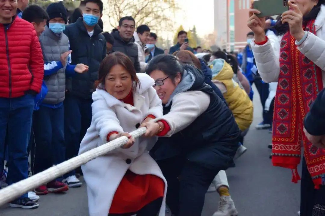 初一学生拔河比赛,裁判老师被“原地弹飞”!这是幕什么样的场景?