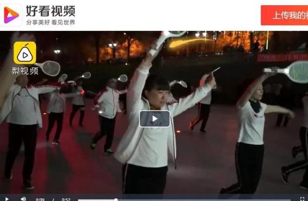 画面很霸气，大妈们拿灭蚊拍跳广场舞，跳出了新高度！
