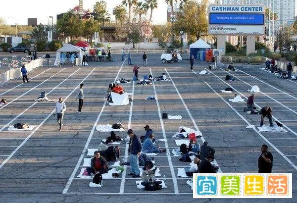 这是美国给流浪汉的隔离点：露天停车场，一人一格