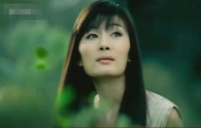杨幂整容前后对比照 晒早期素颜出道照片来辟谣