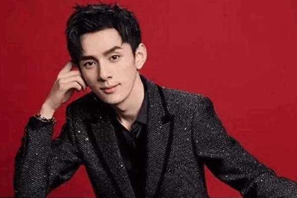 刘柏辛和李佳琦是兄妹，为何不同姓？