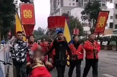 80岁老人坐轮椅迎娶42岁新娘，他们结婚是因为爱情，还是另有原因？