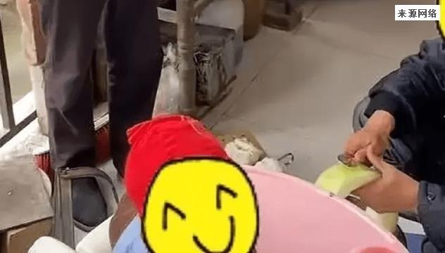 爷爷嫌外公看娃粗心悄悄带走孩子 外公急到哭了起来