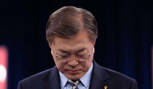 哈里斯和文在寅握手后在裤子上擦手，对此你怎么看？