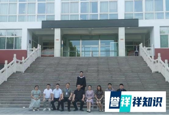 9位老师1位学生的毕业照，全班只有一位学生是怎样的体验？