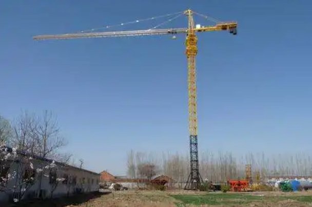 山东一塔吊司机将吊钩伸到马路上取外卖,塔吊司机一般怎么解决饮食问题?