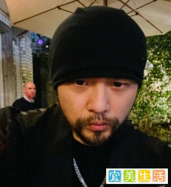 周杰伦微博刮胡子晒自拍，网友：这是穿越了？