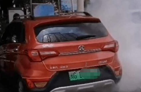 北汽新能源汽车冒烟遇水又爆炸是什么原因？