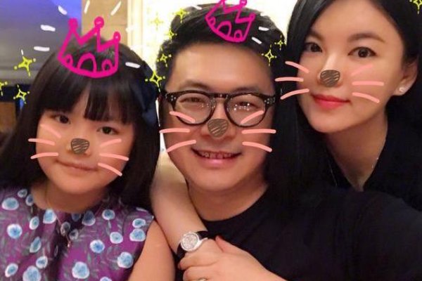 李湘晒全家福照片庆生，一家人的状态如何？
