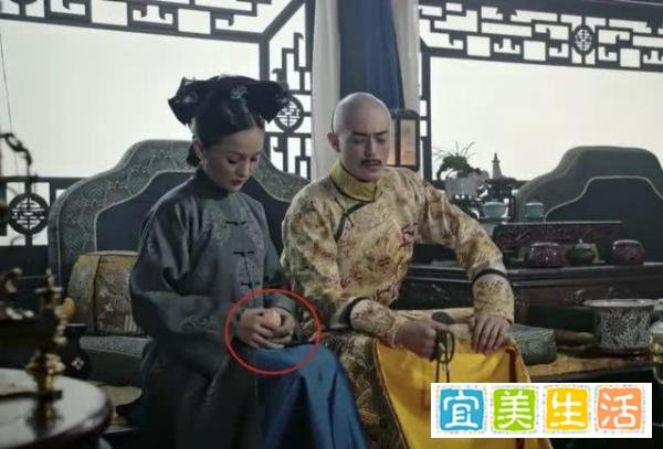 《如懿传》九个穿帮镜头：霍建华剧中用抽纸，舒贵人偷偷玩手机