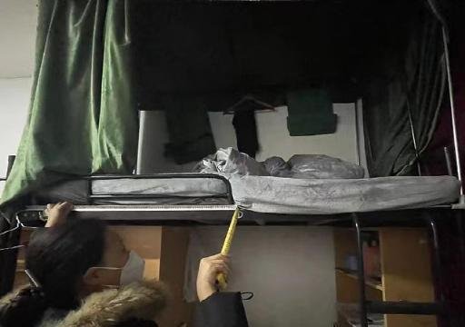 江苏22岁女生熟睡从学校宿舍上铺坠亡,家属:护栏高度仅有15厘米