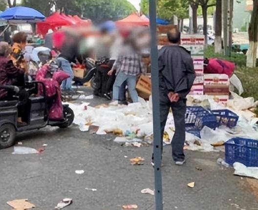 是道德的沦丧?还是人性的扭曲?水果摊无人看守30箱香蕉被抢光!