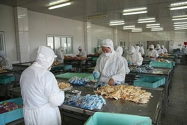 江苏女子称吃炸鸡发现包装盒有血渍,食品卫生为何屡屡出现问题?