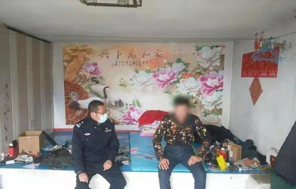 内蒙古一男子在房内自缢身亡，警方调查：其曾与人持刀杀死2人、重伤4人后逃亡32年