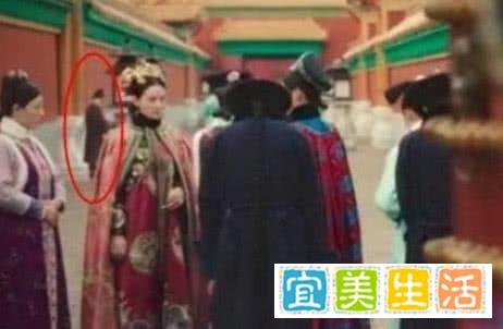 《如懿传》九个穿帮镜头：霍建华剧中用抽纸，舒贵人偷偷玩手机