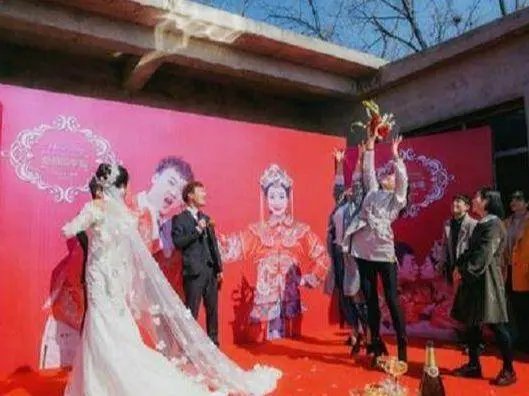 湖北一新郎被隔离,新娘独自举行婚礼,他们为何不推迟结婚?