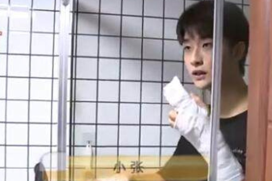 小张被浴室玻璃门割伤手，到底是不是玻璃质量问题？